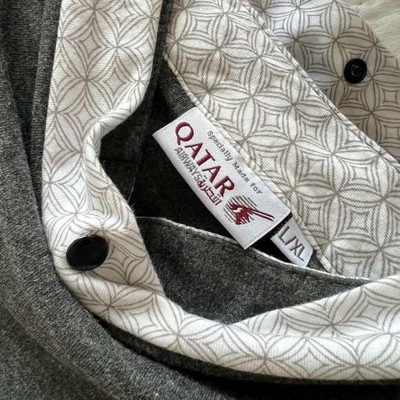 Luxury Pyjamas Set with Amenity Kit (Qatar Airways Business Class) - Picture 4 of 5